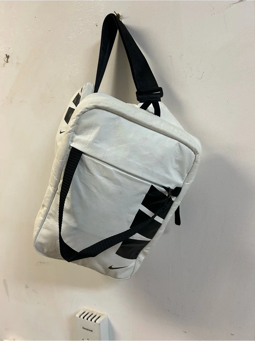 Nike White and Black Sling Crossbody Bag with Small Pouch